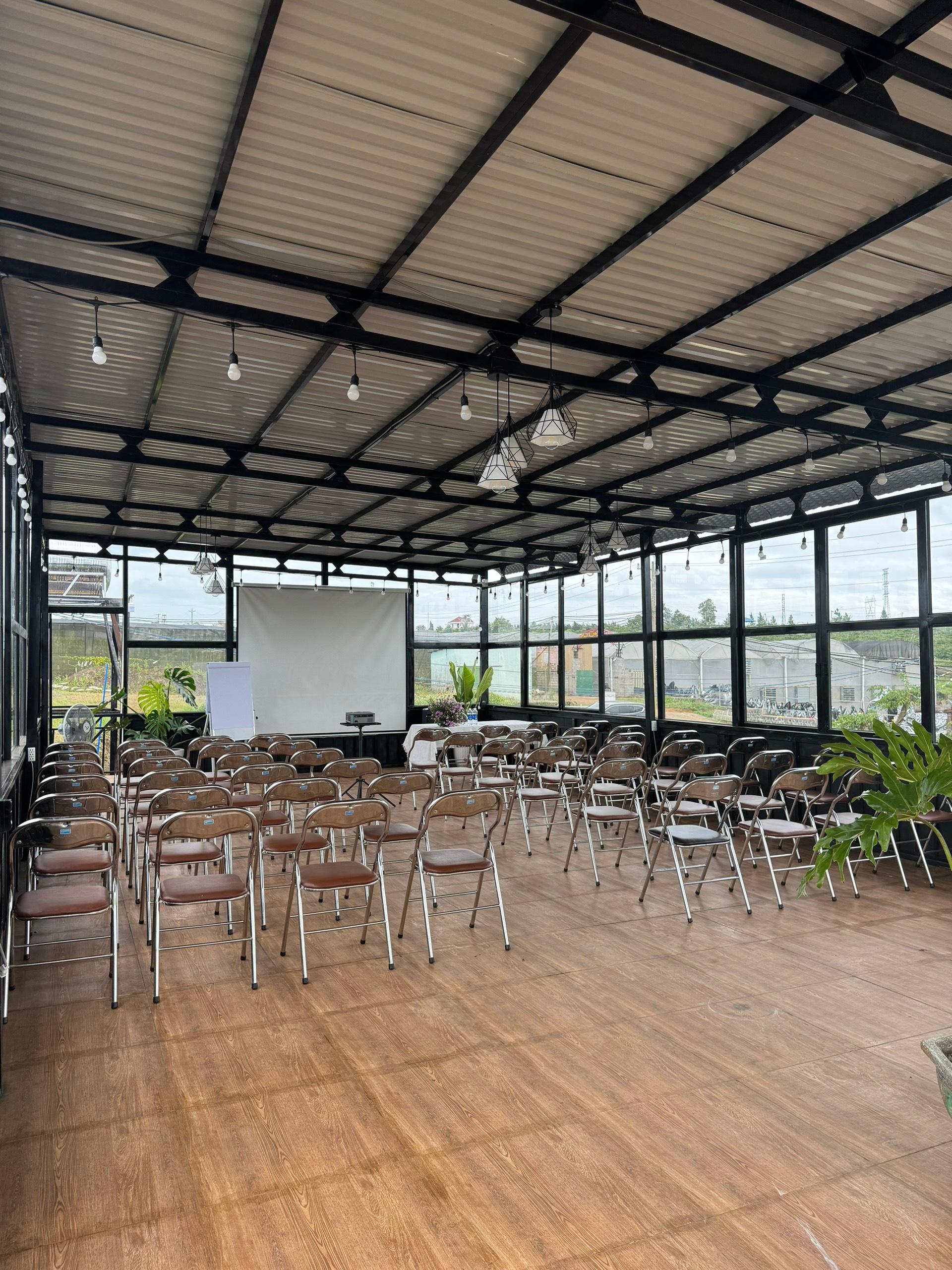 Hội trường rộng rãi